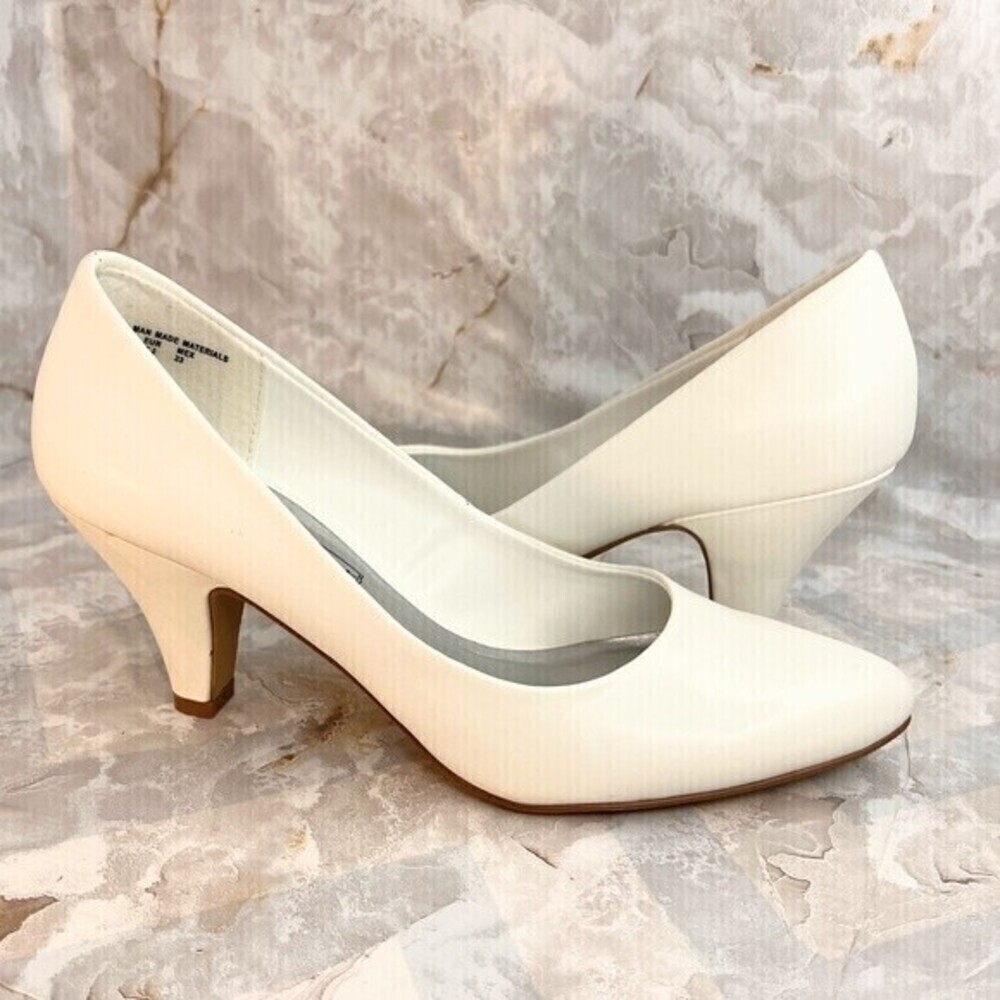 Women Carriage Court casual comfortable luxu  white shoes Size 6M.